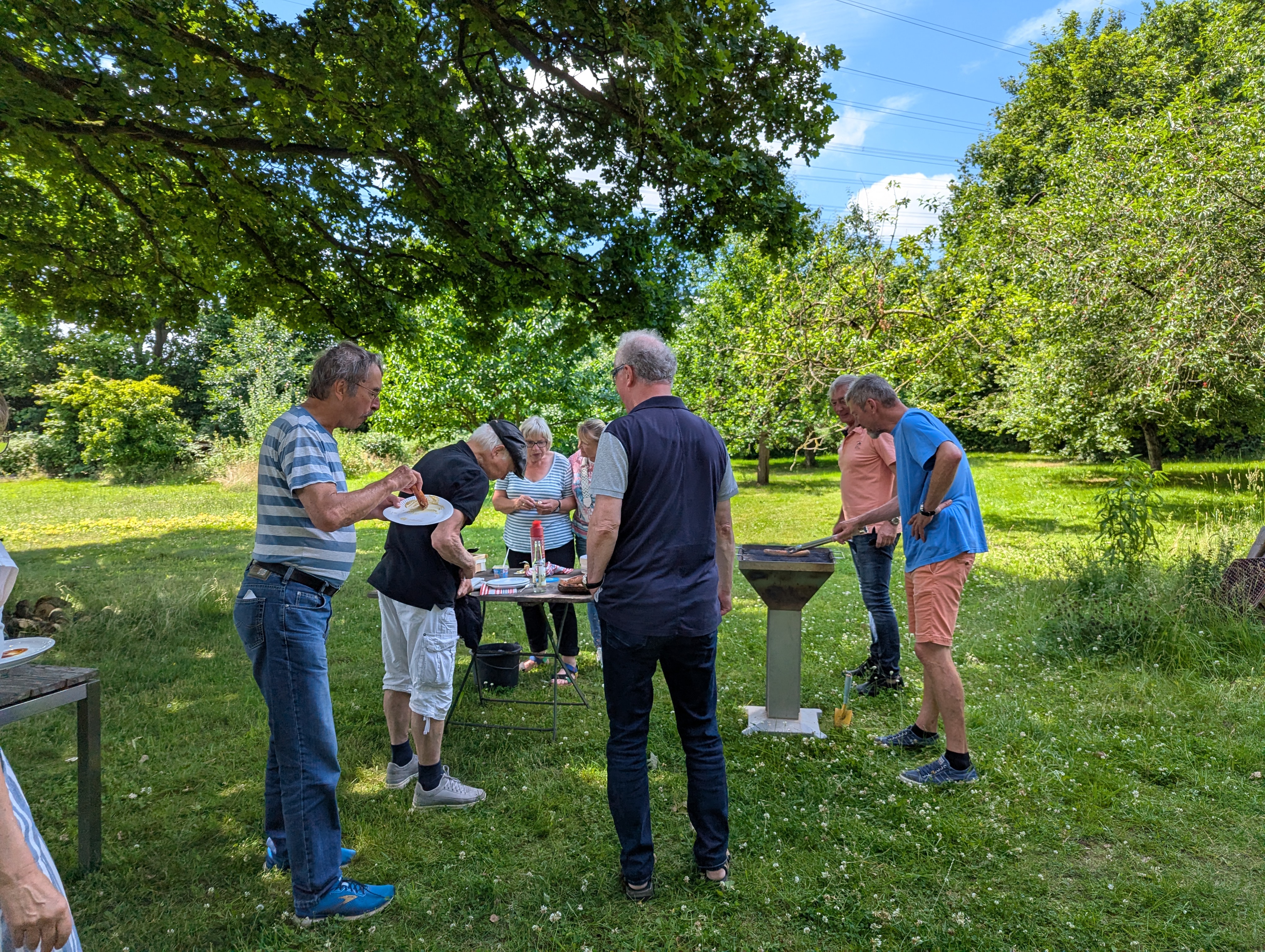 Menschengruppe am Grill